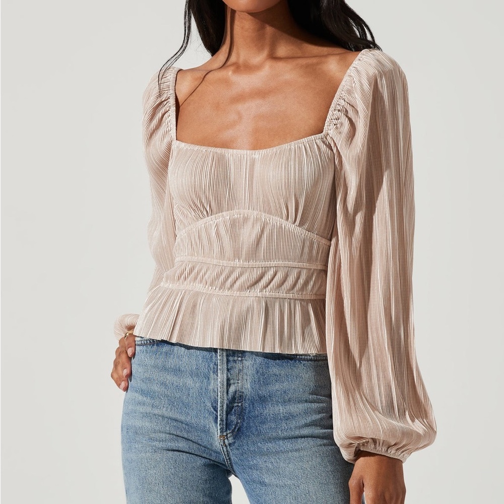ASTR The Label Ziva Plisse Long Sleeve Blouse in Pearl size Medium